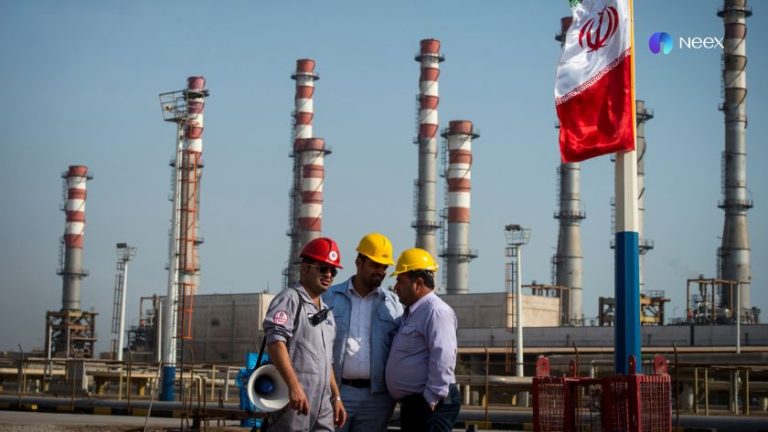 Giá dầu tăng khi Mỹ siết chặt lệnh trừng phạt Iran; nhưng lo ngại dư cung vẫn tồn tại